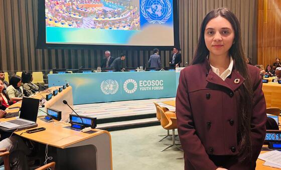 بانة العبد، شابة سورية شاركت في منتدى الشباب التابع للمجلس الاقتصادي والاجتماعي في مقر الأمم المتحدة بنيويورك في 2026.